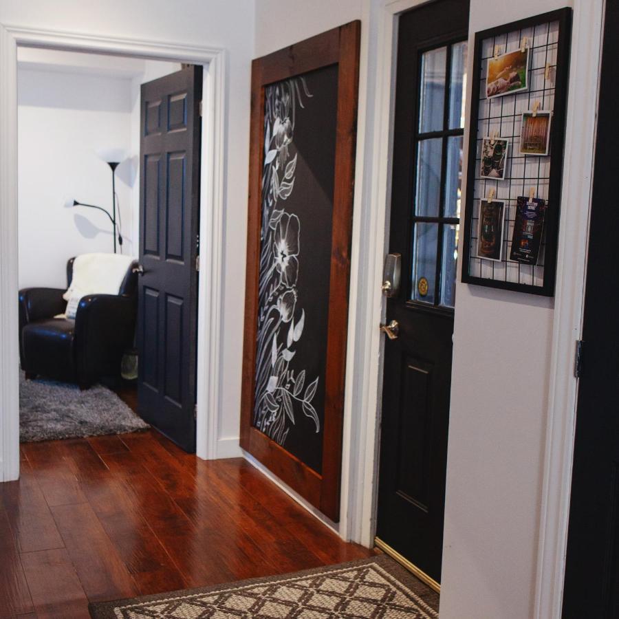 Hip Heritage Main Floor Flat In Downtown District Belleville Exterior photo